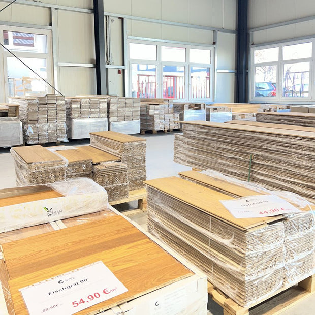 Parkett Ausstellung im Eichenwerk Parkett Outlet Lüneburg mit verschiedenen Eichenparkett und Landhausdielen
