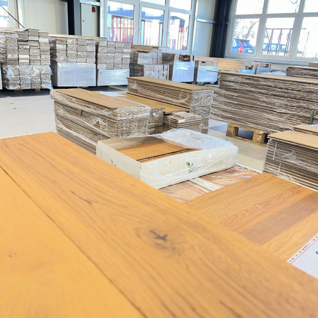 Parkett Ausstellung im Eichenwerk Parkett Outlet Lüneburg mit verschiedenen Eichenparkett und Landhausdielen