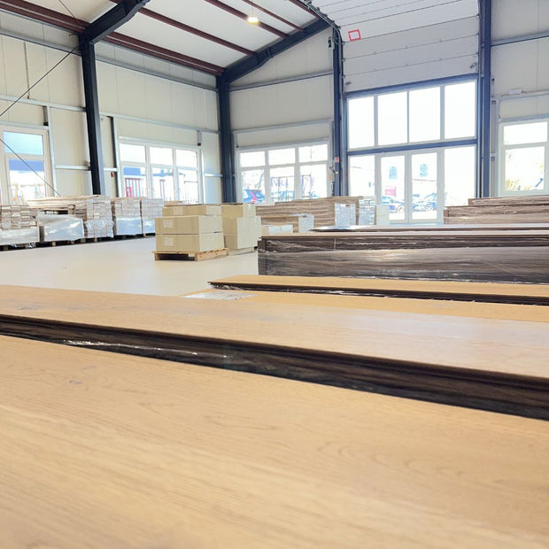 Parkett Ausstellung im Eichenwerk Parkett Outlet Lüneburg mit verschiedenen Eichenparkett und Landhausdielen