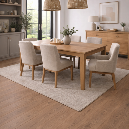 Modernes Esszimmer trifft auf Landhaus Stil mit einem Eichen Parkettboden.