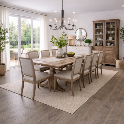 Esszimmer in einem Landhaus Stil mit verschiedenen Bräunlichen Tönen und einen gräulichen Eichen Parkett Boden.