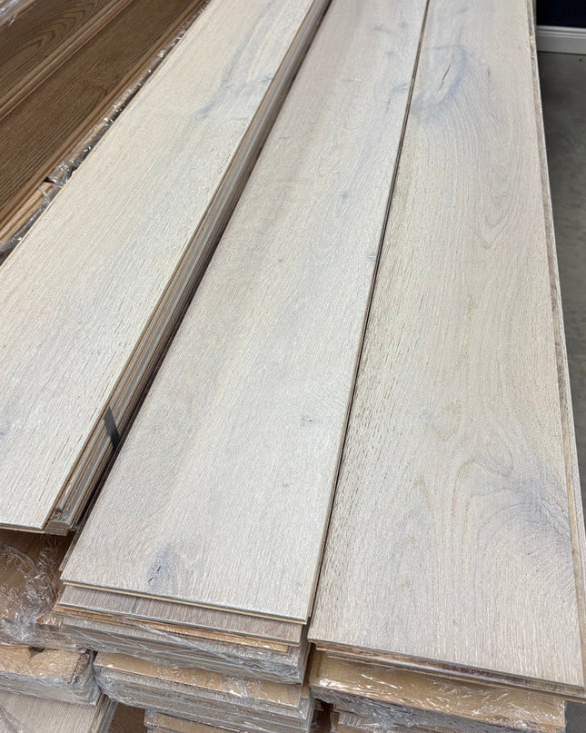 Landhausdiele Eiche Rustikal Antik geölt 180 mm breit- 2-Schichtparkett