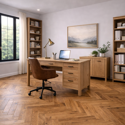 Arbeitszimmer mit einem Rustikalem Stil und ein Eiche Parkettboden in einer Fischgrät Verlegung.